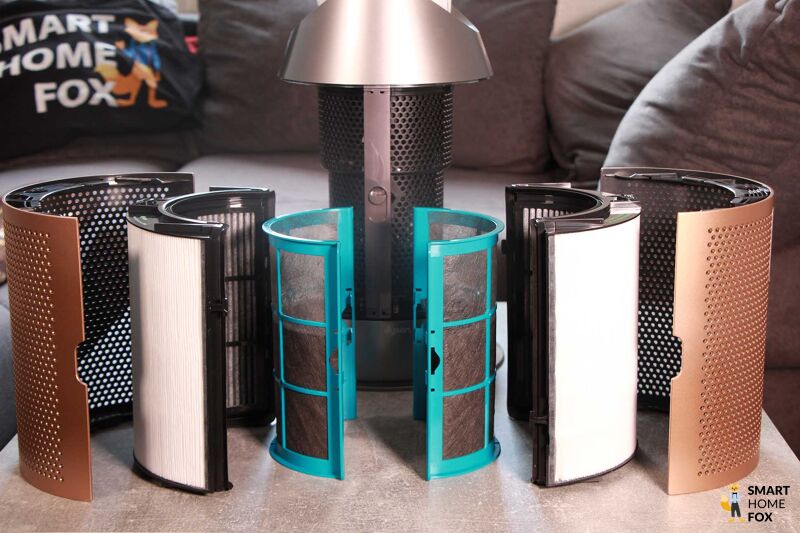 Die Filtereinheiten des Dyson Purifier Big+Quiet stehen im Test auf einem Tisch.